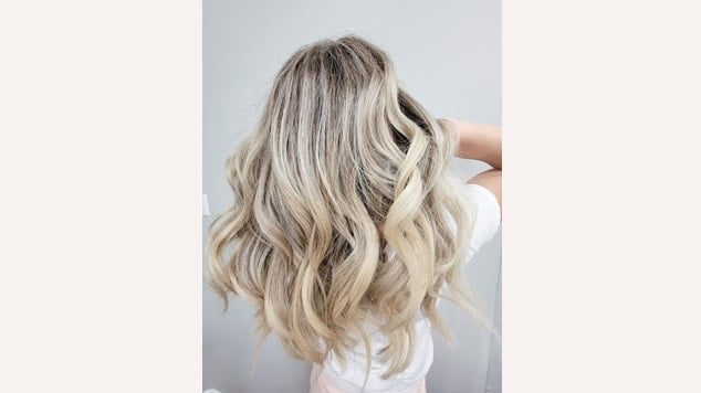 cabelo cacheado platinado