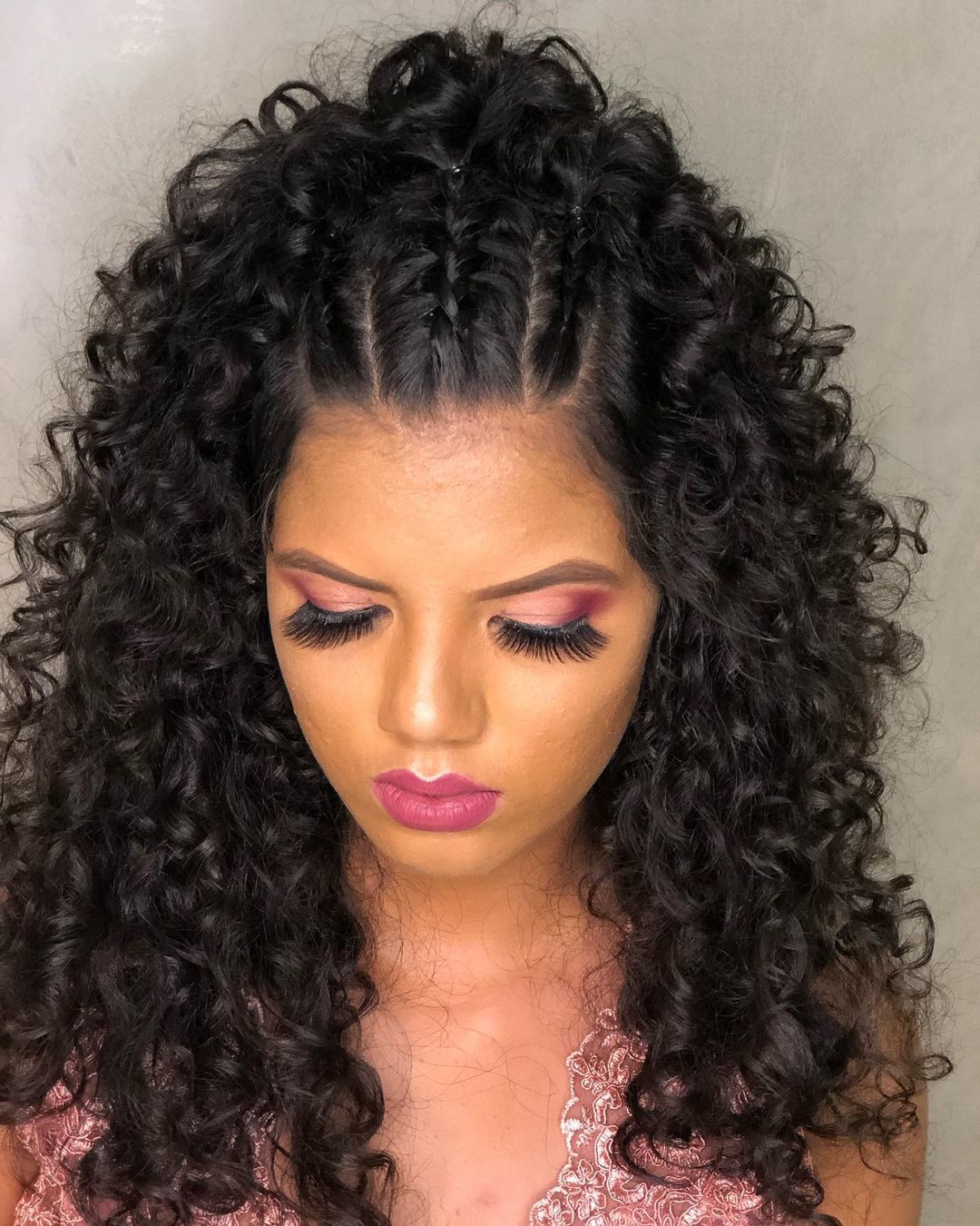 penteado cacheado simples para o dia a dia