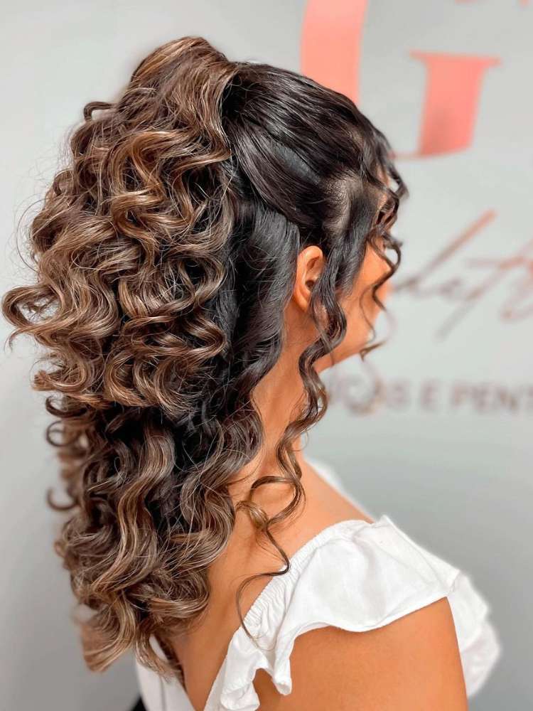 penteado cacheado para casamento