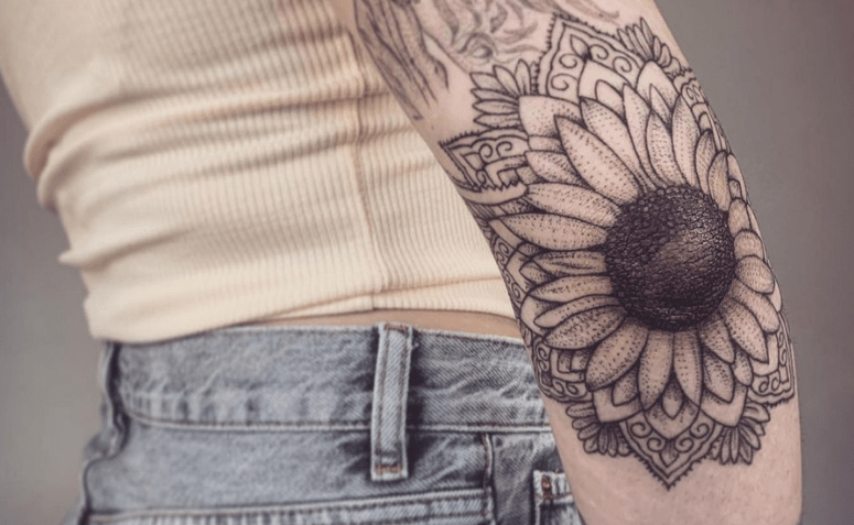tatuagem no cotovelo feminina