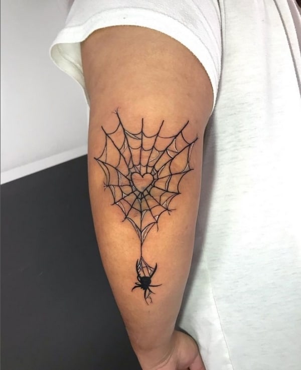 tatuagem de cotovelo pequena