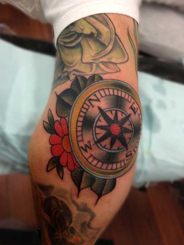 tatuagem delicada no cotovelo