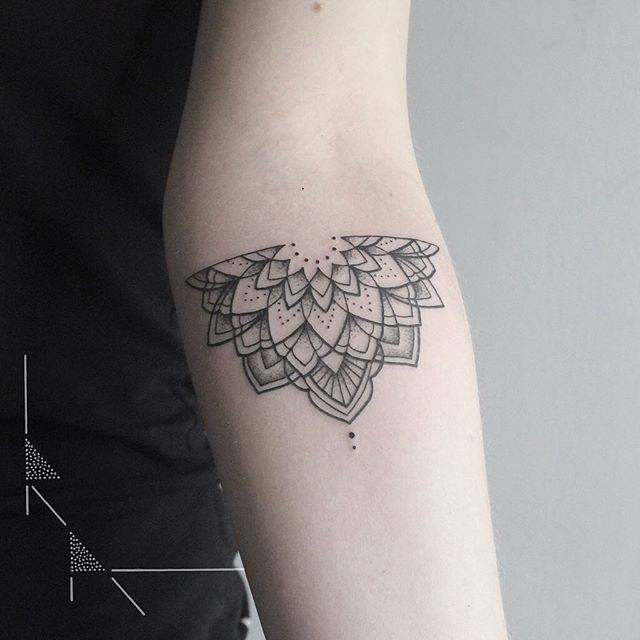 tatuagem fineline no cotovelo