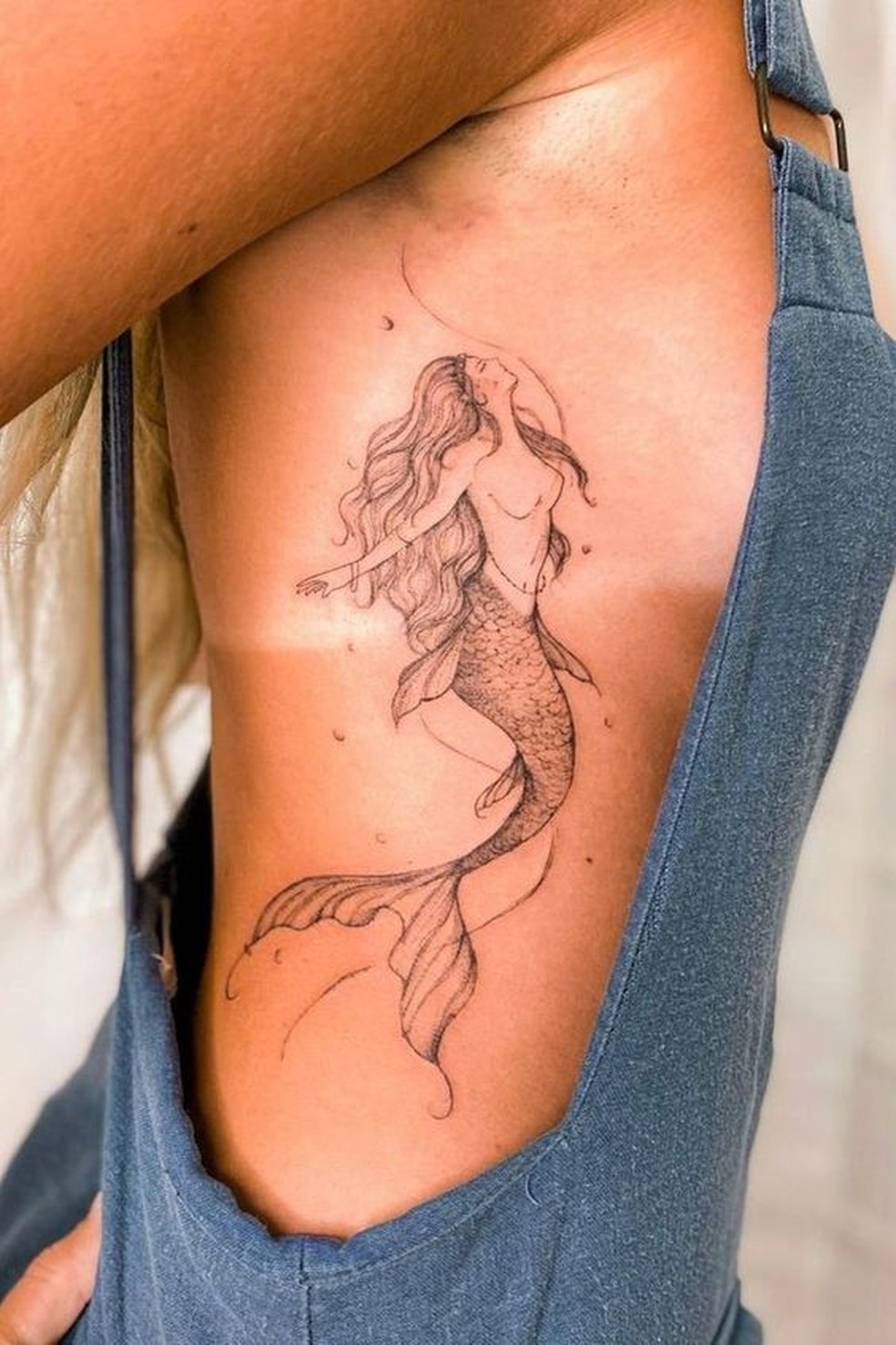tatuagem de peixe no antebraço feminina
