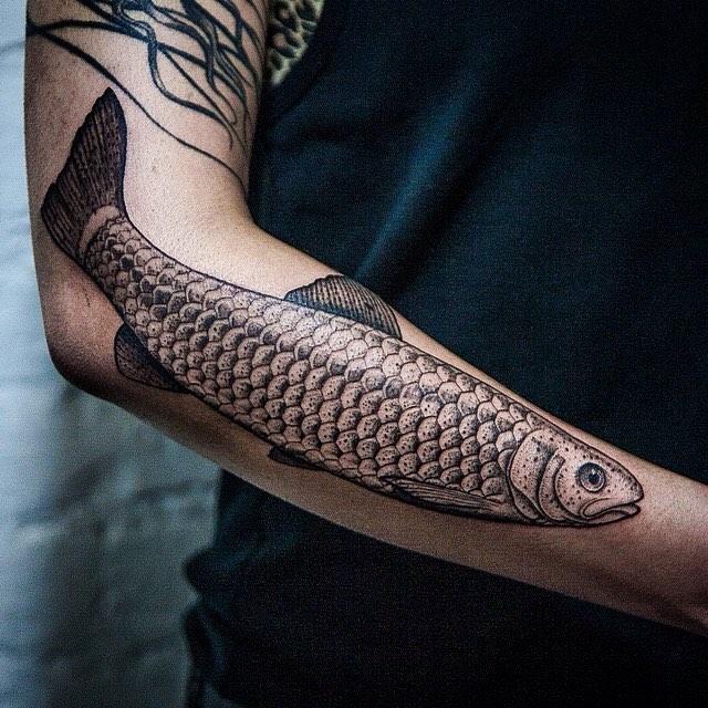 tatuagem de carpa colorida nas costas