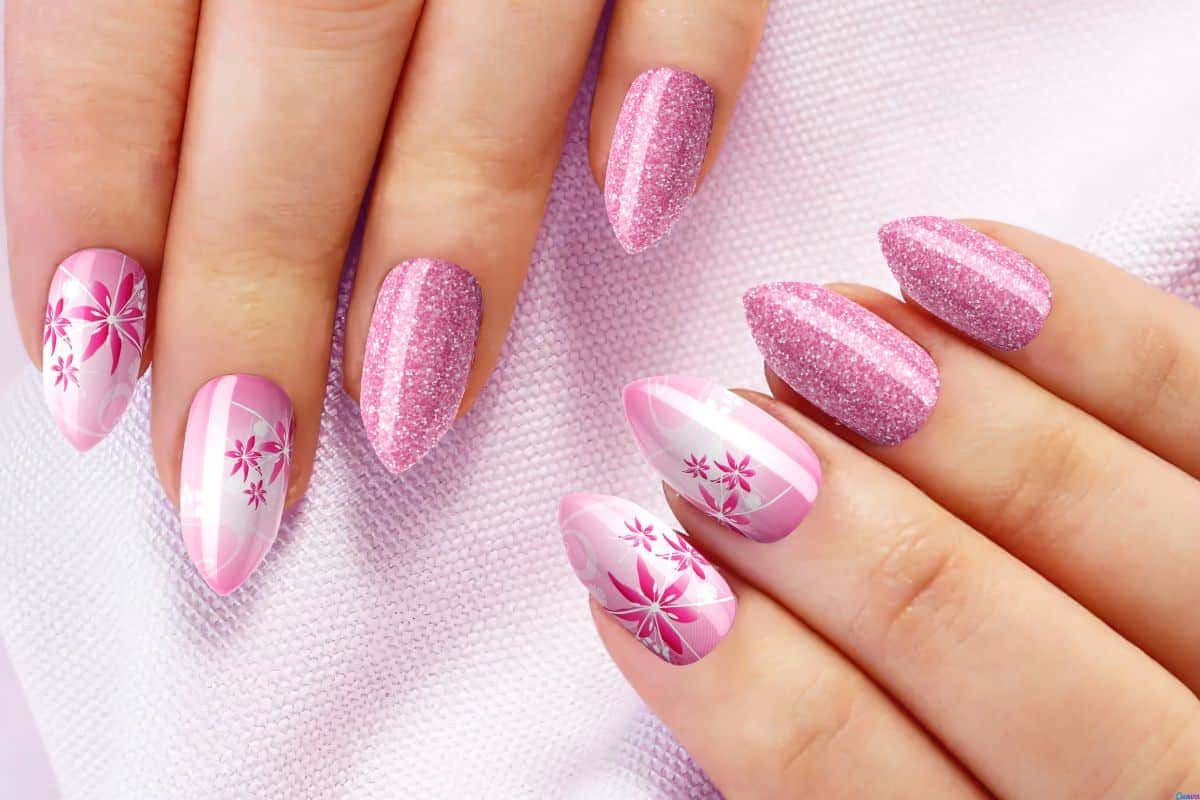 unha rosa bebê com glitter